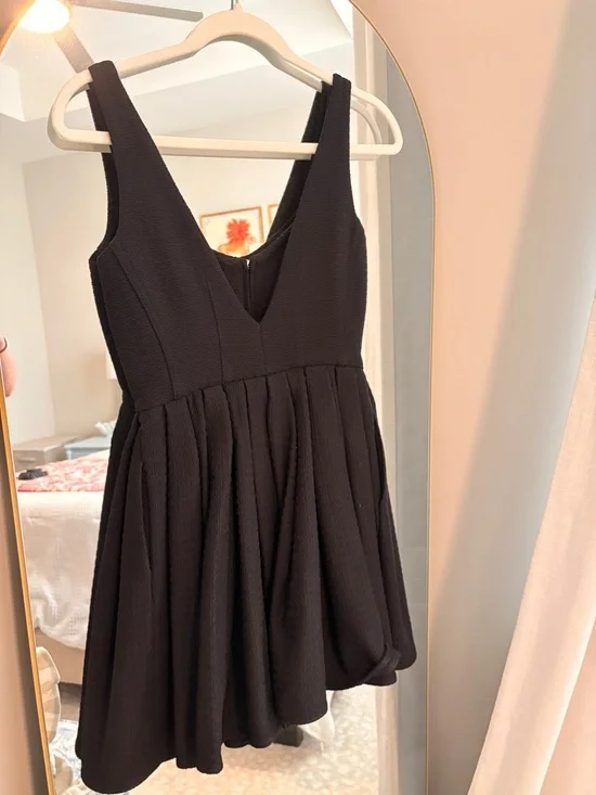 Classic Black Zip-Front Sleeveless Skater Dress - Picture 4 of 6